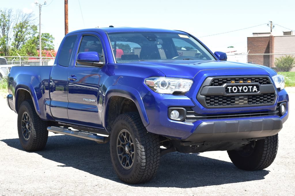 Used 2022 Toyota Tacoma SR5 AWD/4WD image 3