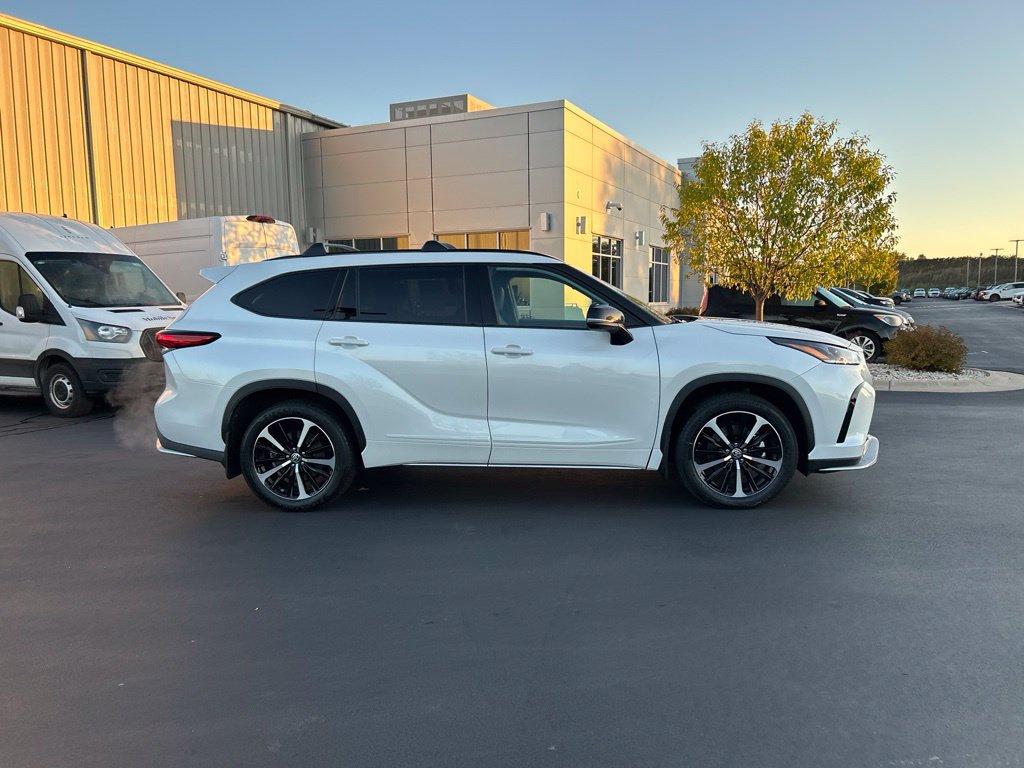 Used 2022 Toyota Highlander XSE AWD/4WD image 5