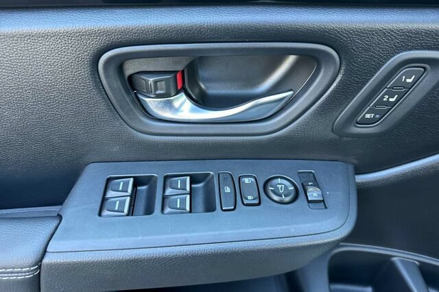Used 2025 Honda Pilot EX-L image 11