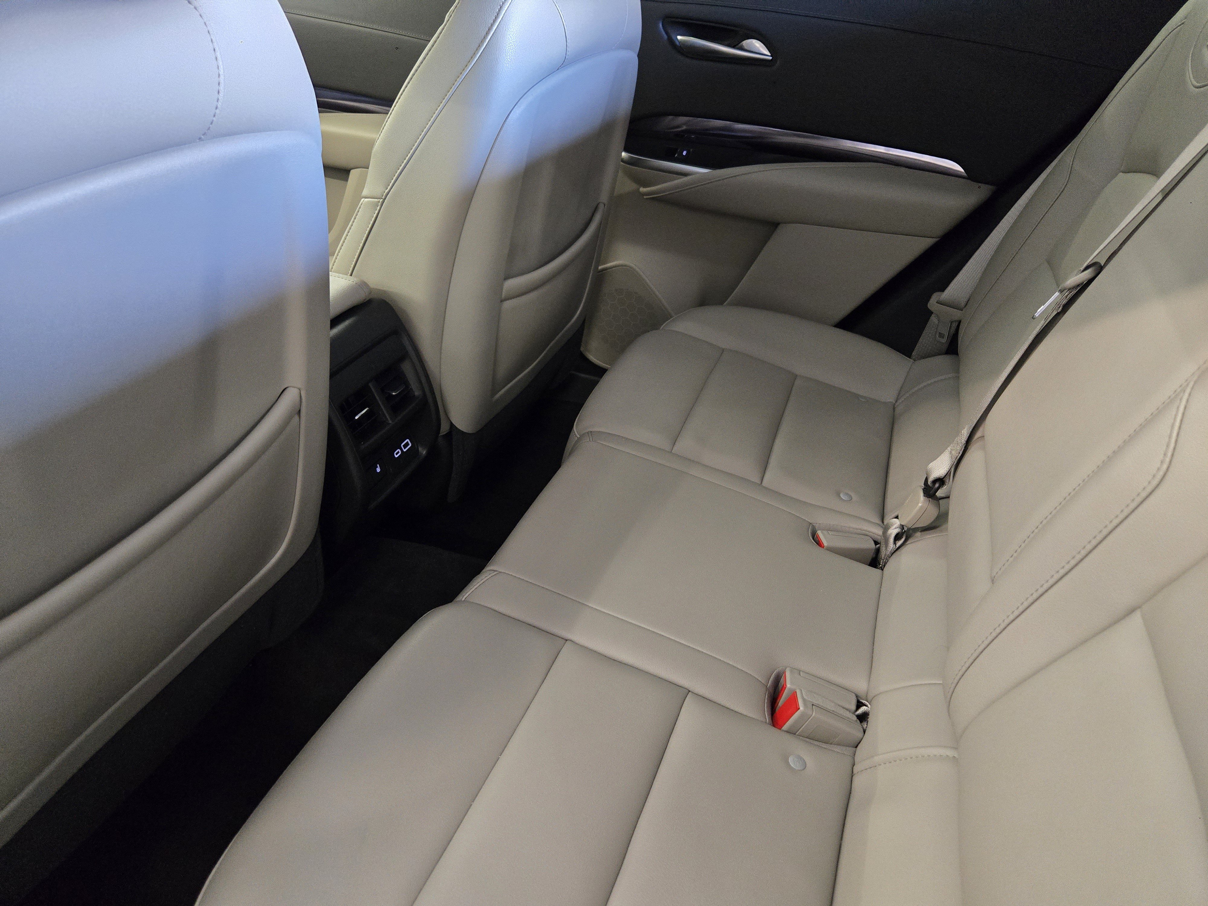 Used 2023 Cadillac XT4 Luxury w/ Cold Weather Package FWD image 30