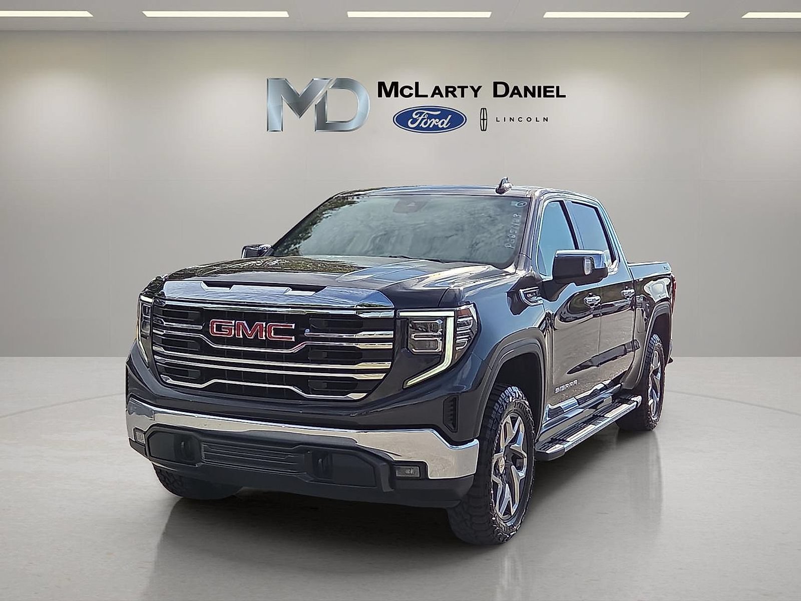 Used 2023 GMC Sierra 1500 SLT w/ SLT Convenience Package AWD/4WD image 2