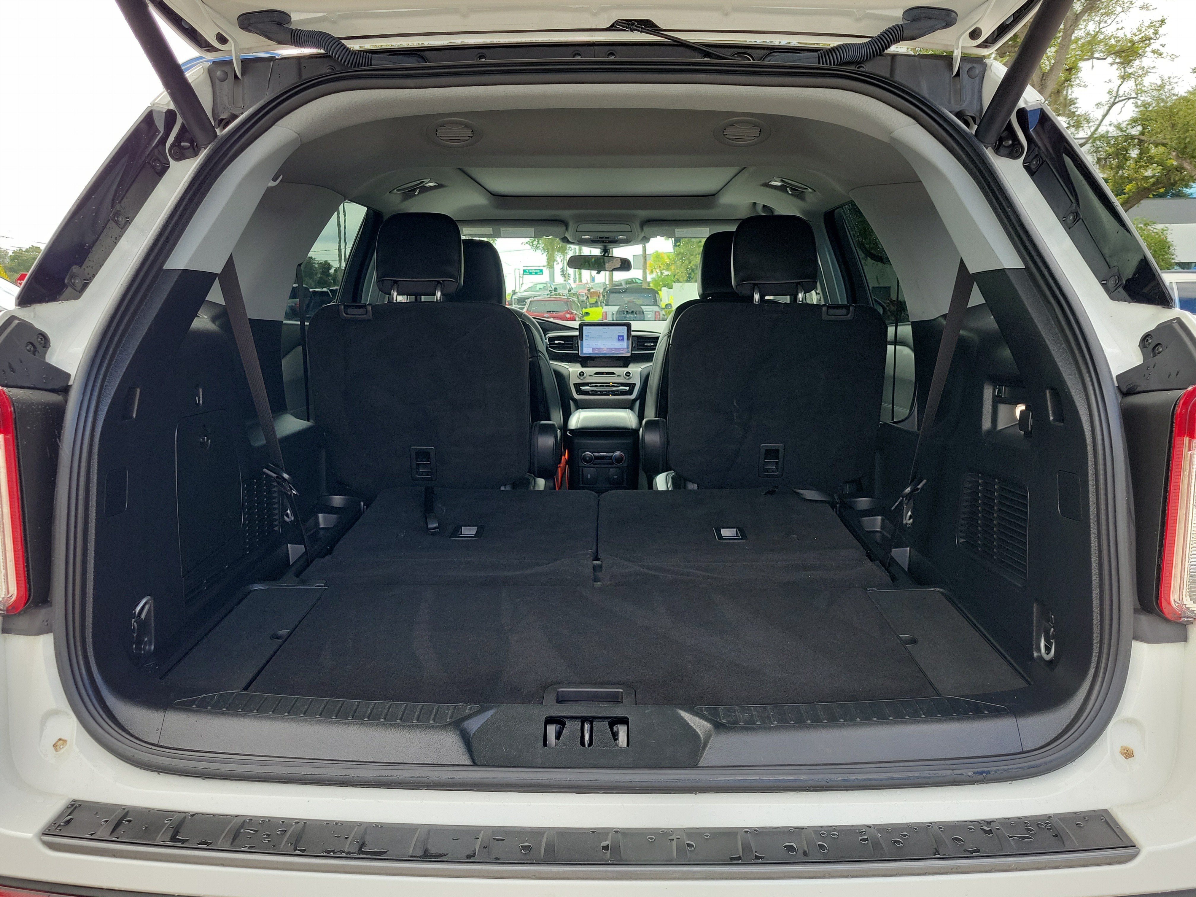 Certified 2023 Ford Explorer XLT w/ Equipment Group 202A RWD image 9