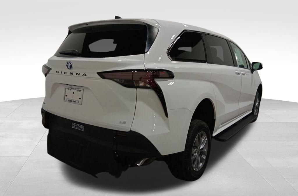 Used 2025 Toyota Sienna LE image 5