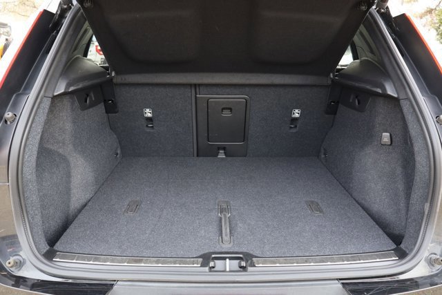 Used 2025 Volvo XC40 B5 Plus image 9