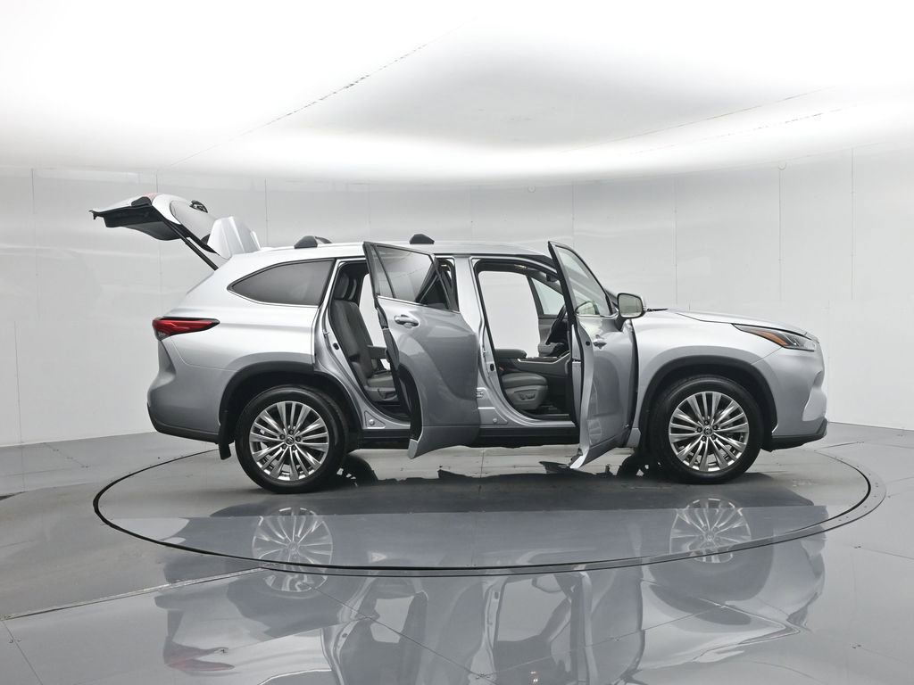 Used 2022 Toyota Highlander Platinum image 4