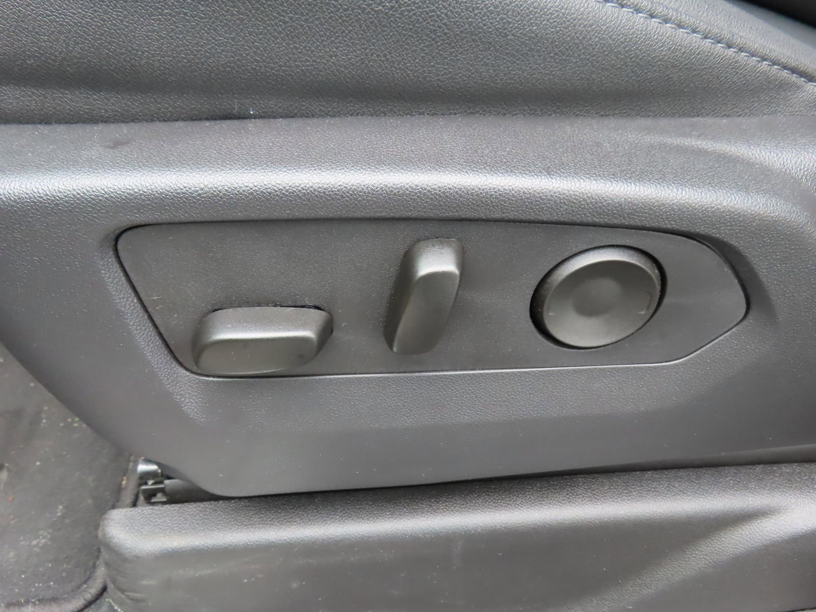 Used 2025 Chevrolet Tahoe LT image 27