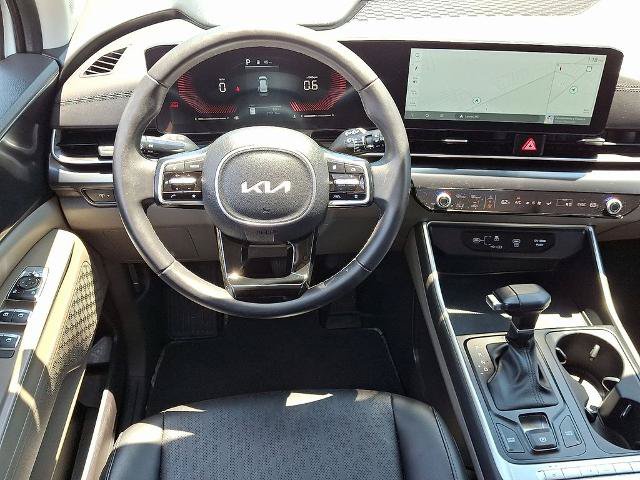 Used 2025 Kia Carnival FWD image 12