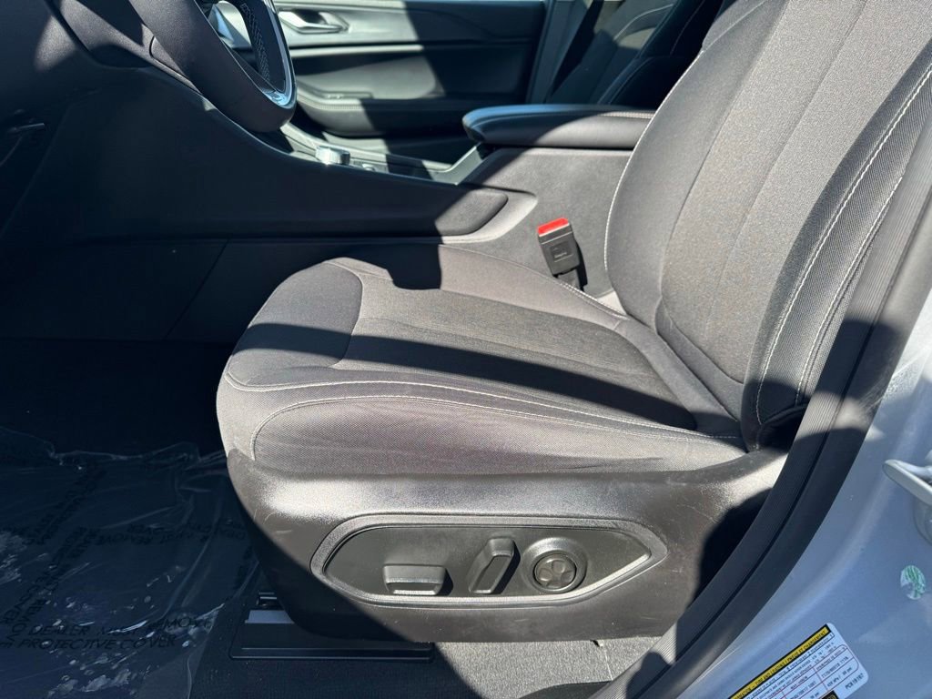 Used 2023 Jeep Grand Cherokee Laredo AWD/4WD image 5