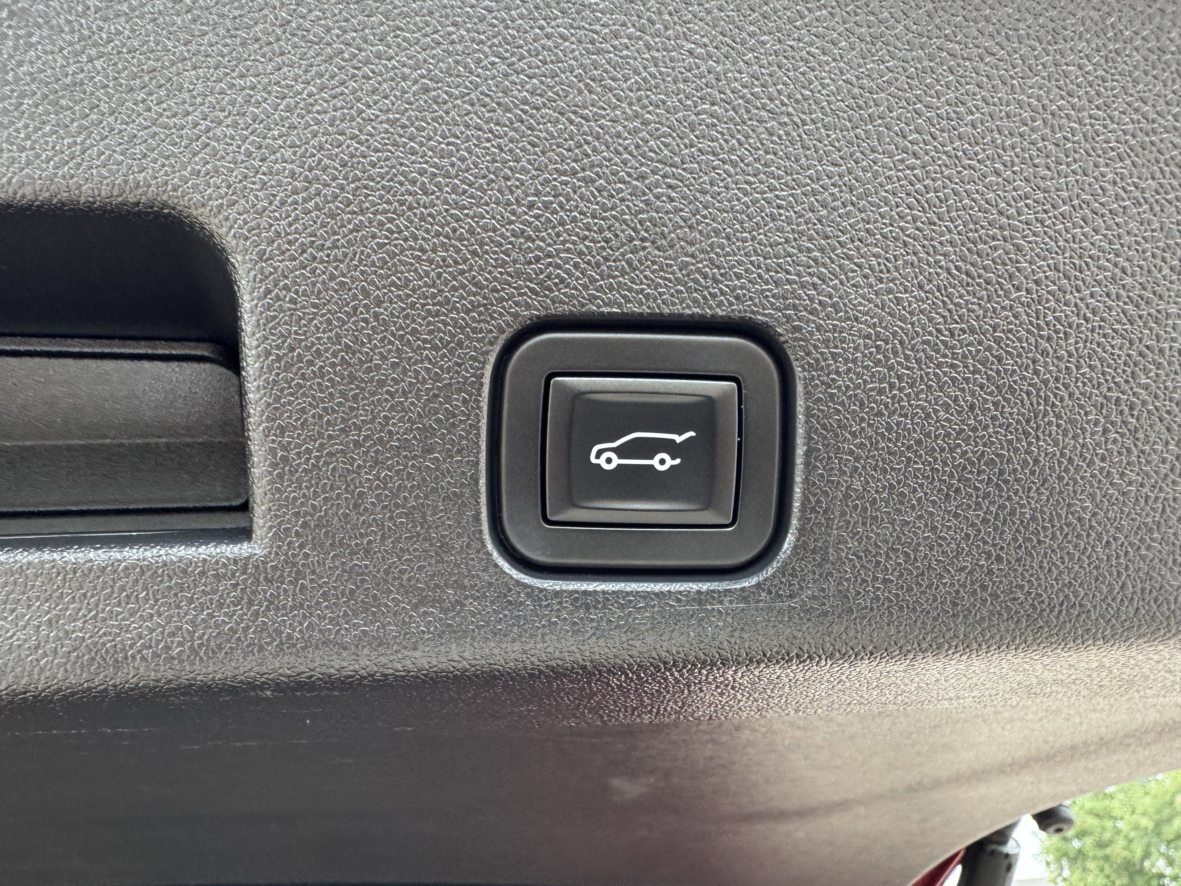 Used 2025 Chevrolet Traverse LT w/ LPO, Floor Liner Package FWD image 28