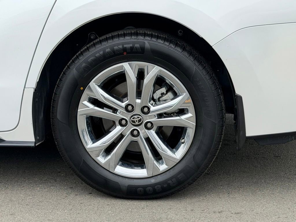 Used 2024 Toyota Sienna Limited FWD image 21