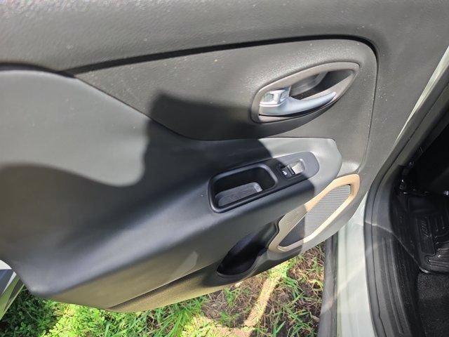 Used 2017 Jeep Renegade Limited FWD image 12