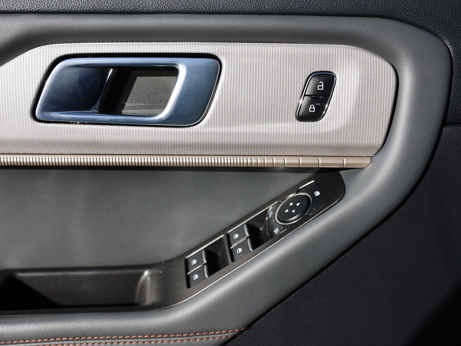 Certified 2025 Ford Explorer Active image 38