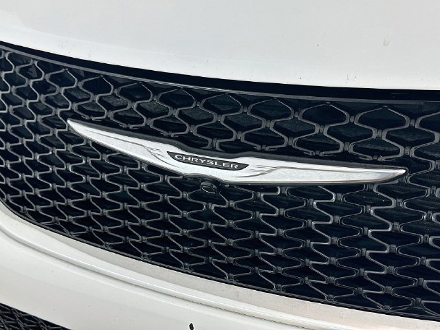 Used 2024 Chrysler Pacifica Touring-L FWD image 31