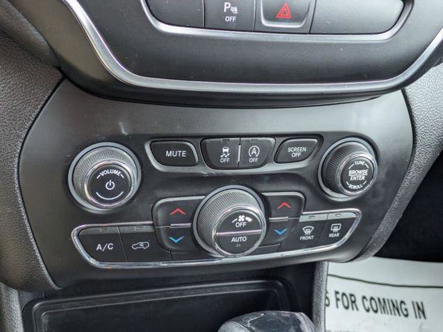 Used 2019 Jeep Cherokee Latitude Plus AWD/4WD image 23