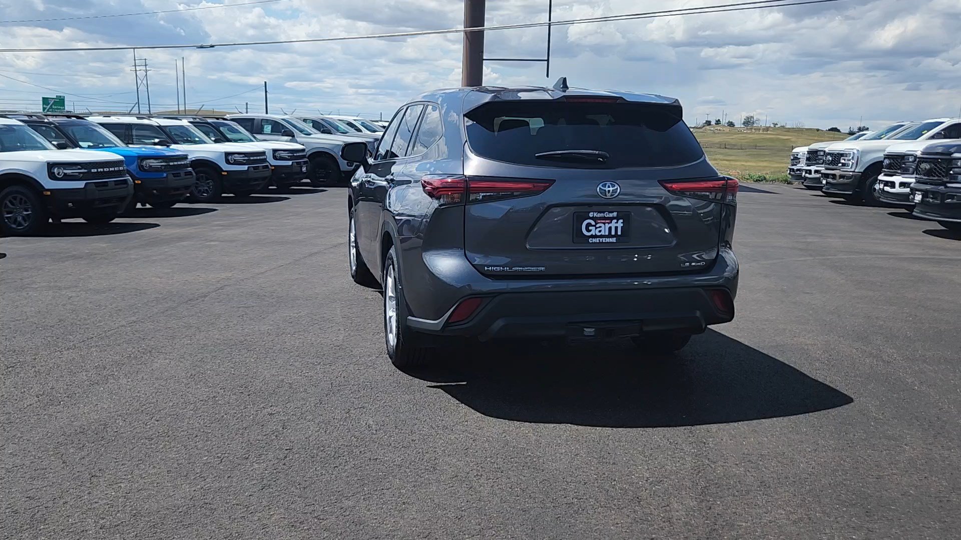 Used 2022 Toyota Highlander LE AWD/4WD image 3