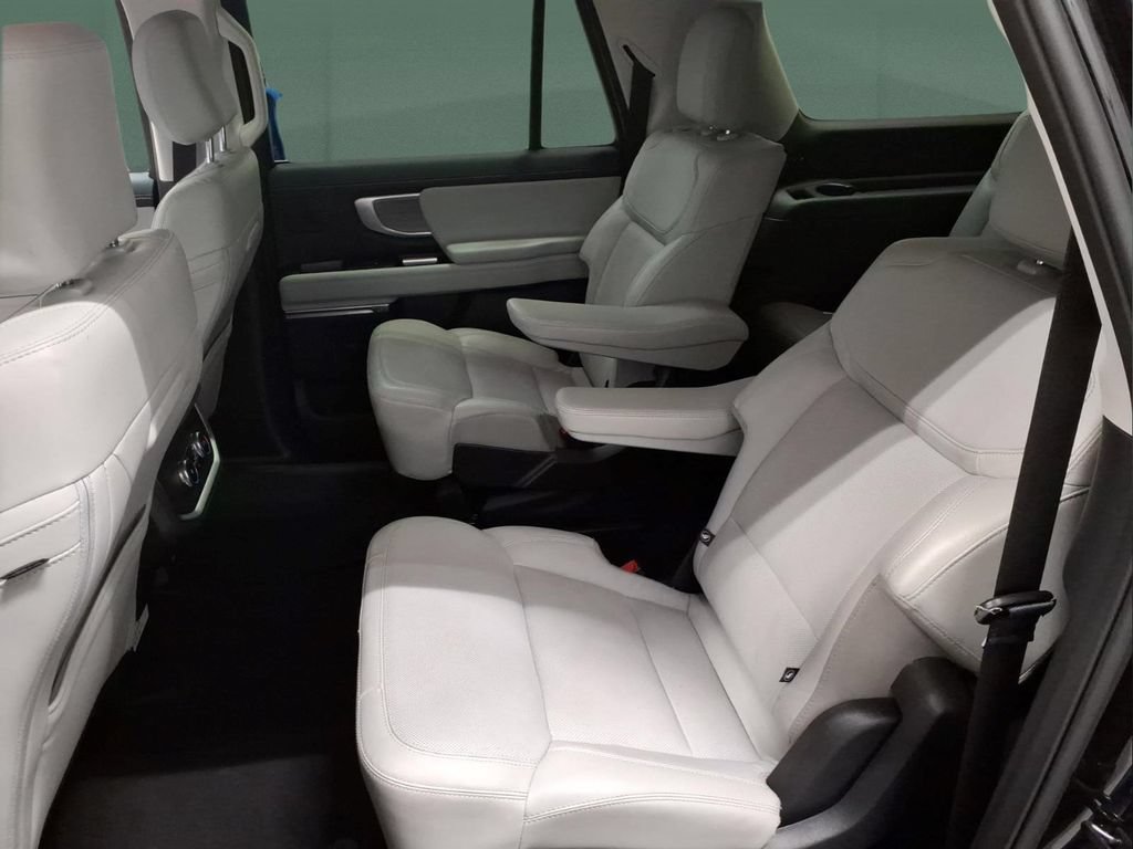 Certified 2025 Ford Expedition Max Platinum w/ Driver's Package AWD/4WD image 23