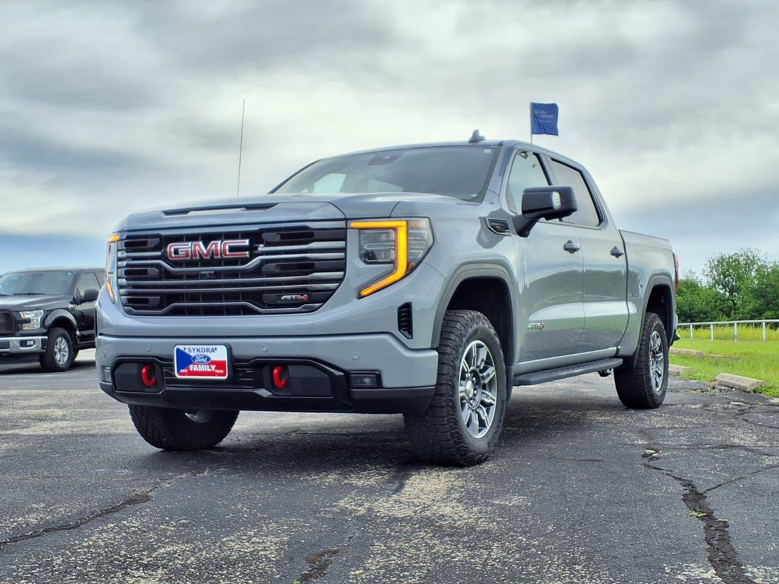 Used 2024 GMC Sierra 1500 AT4 w/ Technology Package AWD/4WD image 2