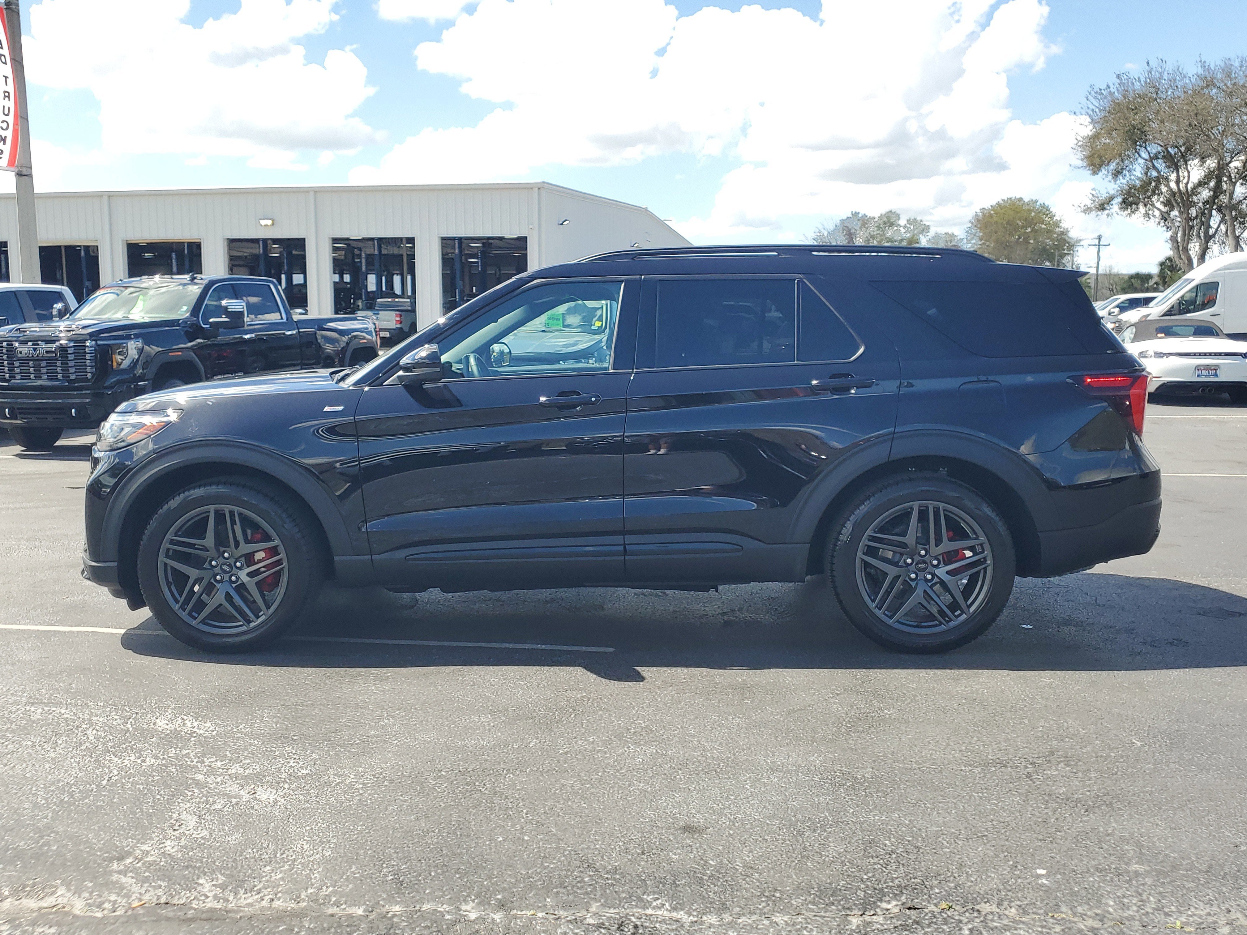 Certified 2025 Ford Explorer ST-Line w/ Premium Package image 4