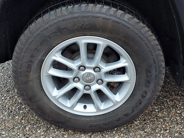Used 2018 Jeep Grand Cherokee Laredo AWD/4WD image 27