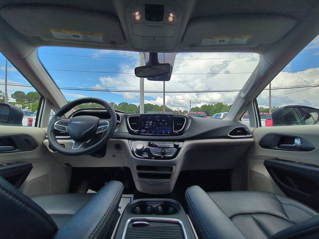 Used 2023 Chrysler Pacifica Touring-L FWD image 26