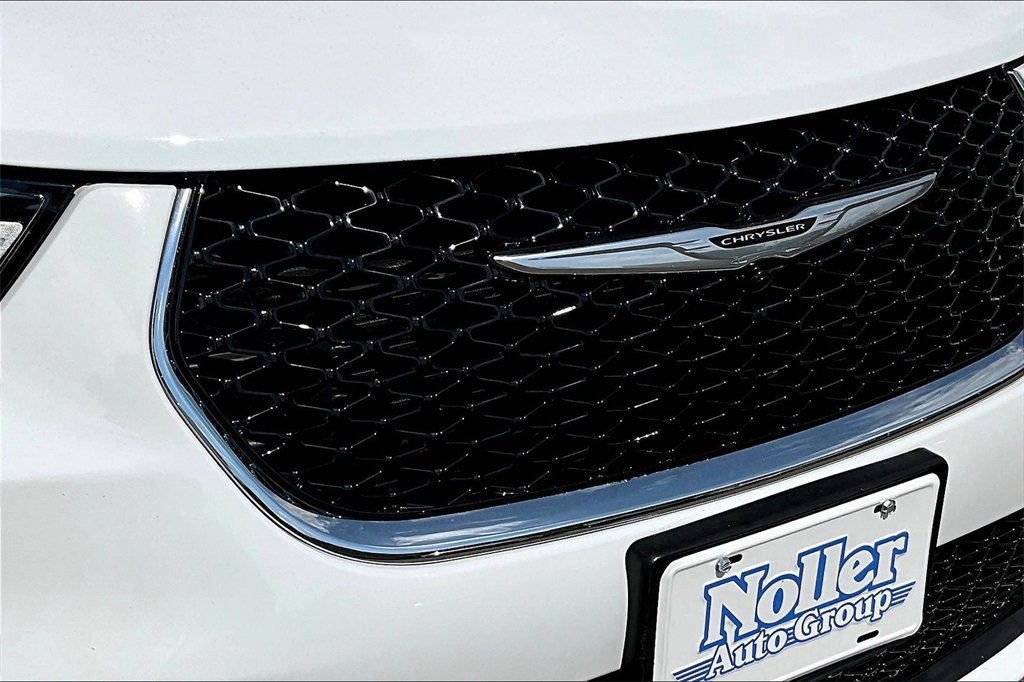 Used 2025 Chrysler Pacifica Select image 29