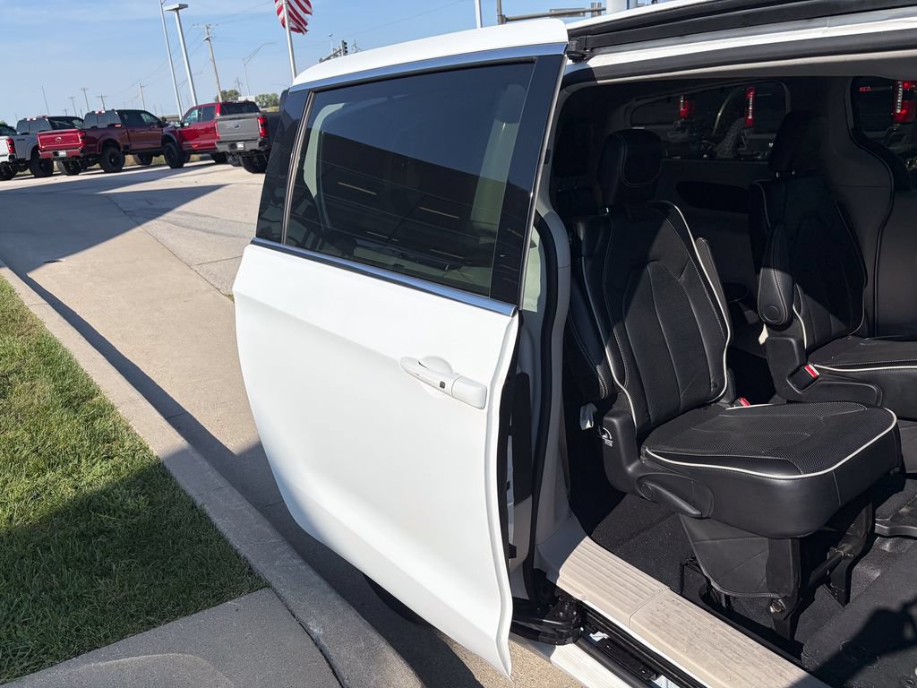 Used 2024 Chrysler Pacifica Limited FWD image 19
