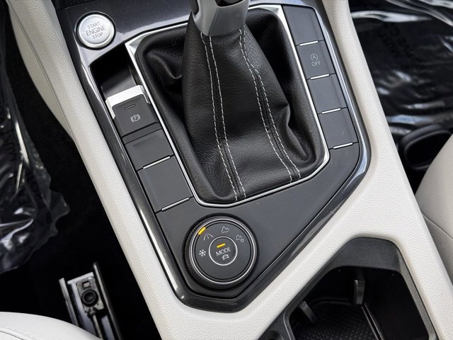 Used 2024 Volkswagen Tiguan SE w/ Panoramic Sunroof Package image 25