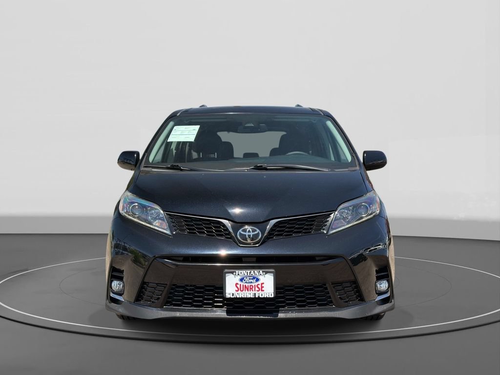 Used 2018 Toyota Sienna SE Premium w/ Carpet Mat Package FWD image 3