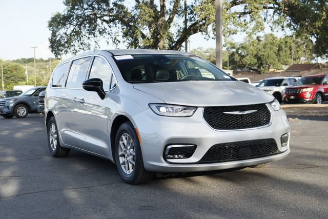 Used 2024 Chrysler Pacifica Touring-L FWD image 7