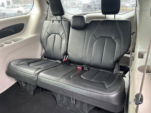 Used 2024 Chrysler Pacifica Touring-L image 30