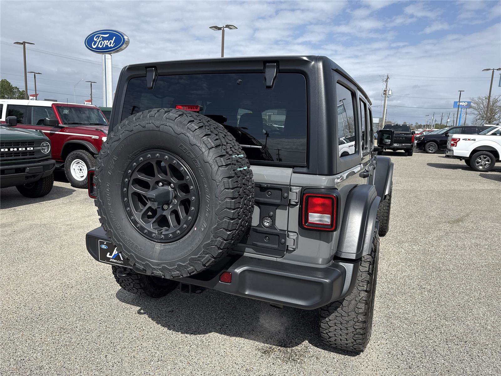 Used 2023 Jeep Wrangler Willys image 5