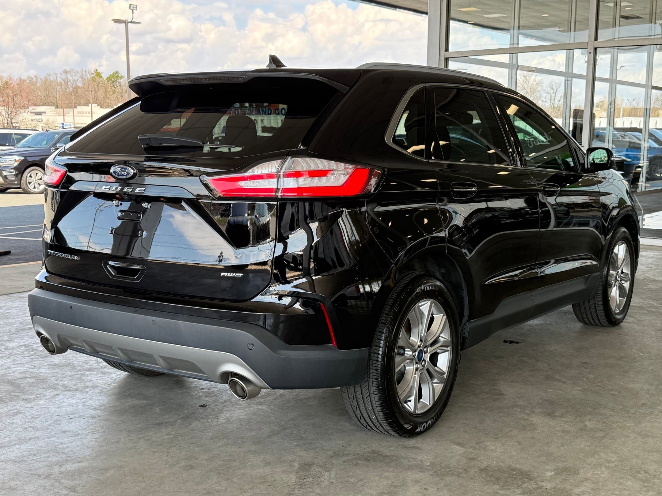 Certified 2022 Ford Edge Titanium w/ Cargo Accessory Package image 9