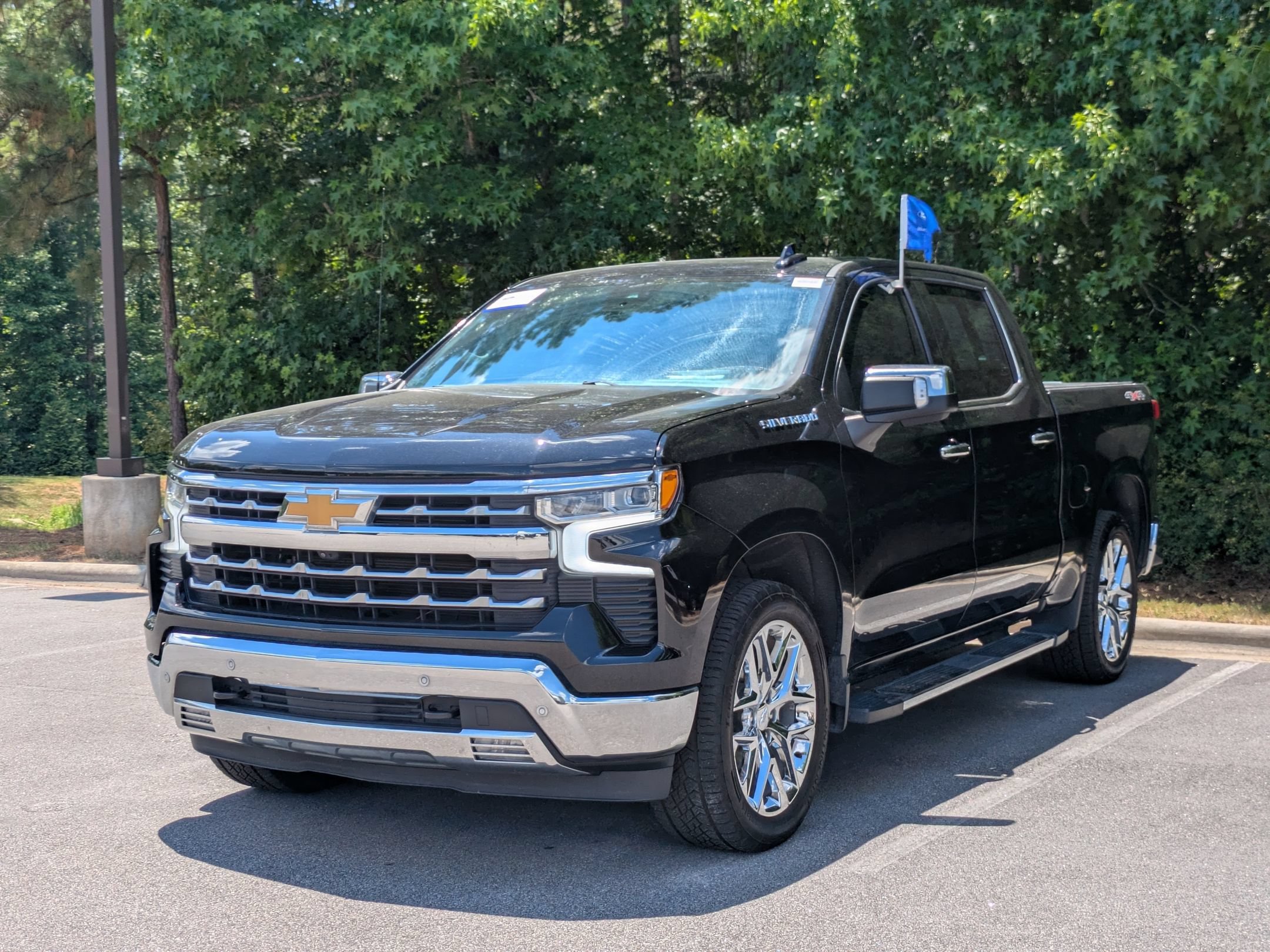 Used 2023 Chevrolet Silverado 1500 LTZ w/ Technology Package AWD/4WD image 6