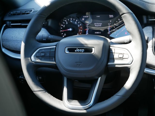 Used 2025 Jeep Compass Latitude w/ Sun & Sound Group AWD/4WD image 17