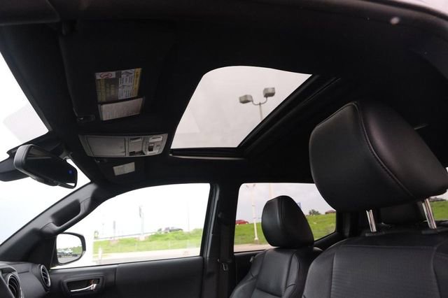 Used 2018 Toyota Tacoma TRD Sport AWD/4WD image 8