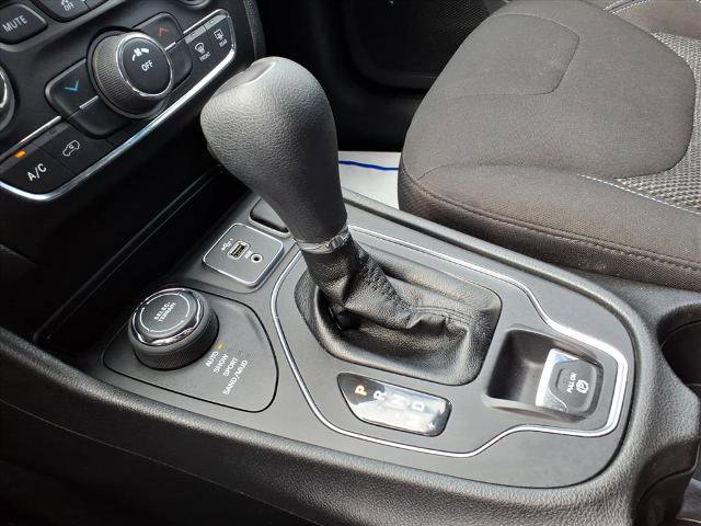 Used 2020 Jeep Cherokee Latitude w/ Cold Weather Group AWD/4WD image 15