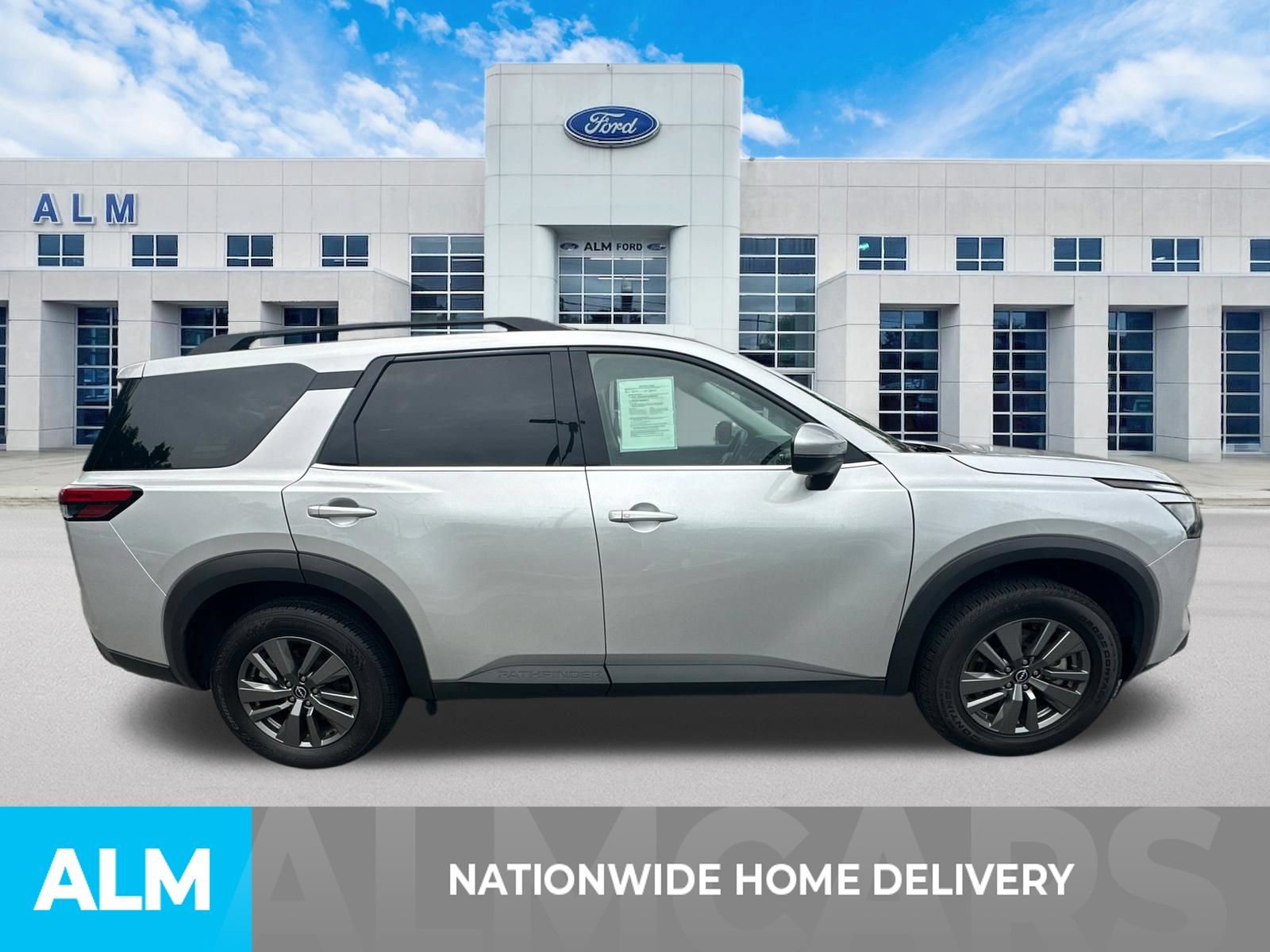 Used 2025 Nissan Pathfinder SV FWD image 4