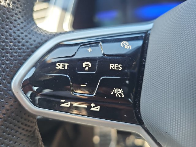 Used 2022 Volkswagen Tiguan SE R-Line FWD image 17