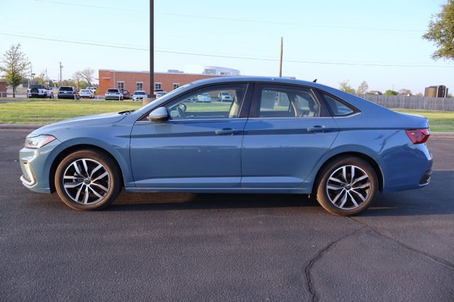 Used 2025 Volkswagen Jetta SE image 2