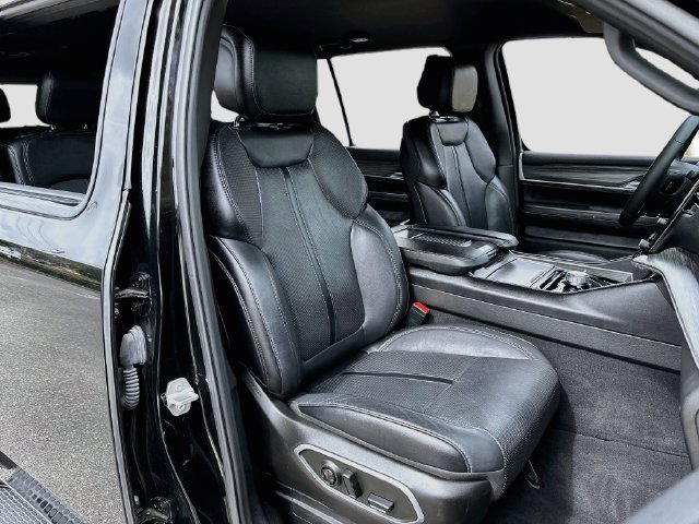Used 2024 Jeep Wagoneer L Series II w/ Flexible Seating Group AWD/4WD image 30