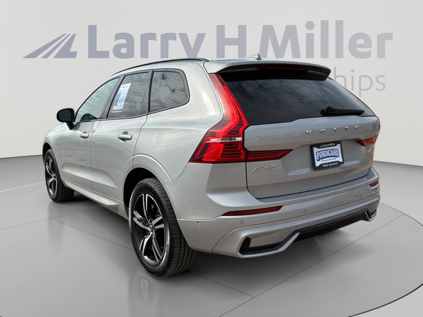 Used 2022 Volvo XC60 B5 R-Design w/ Advanced Package AWD/4WD image 3