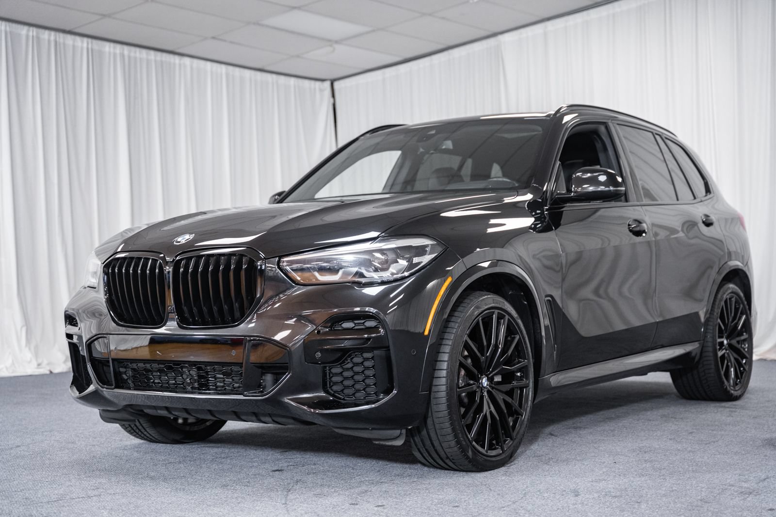 Used 2023 BMW X5 xDrive40i w/ M Sport Package AWD/4WD image 3