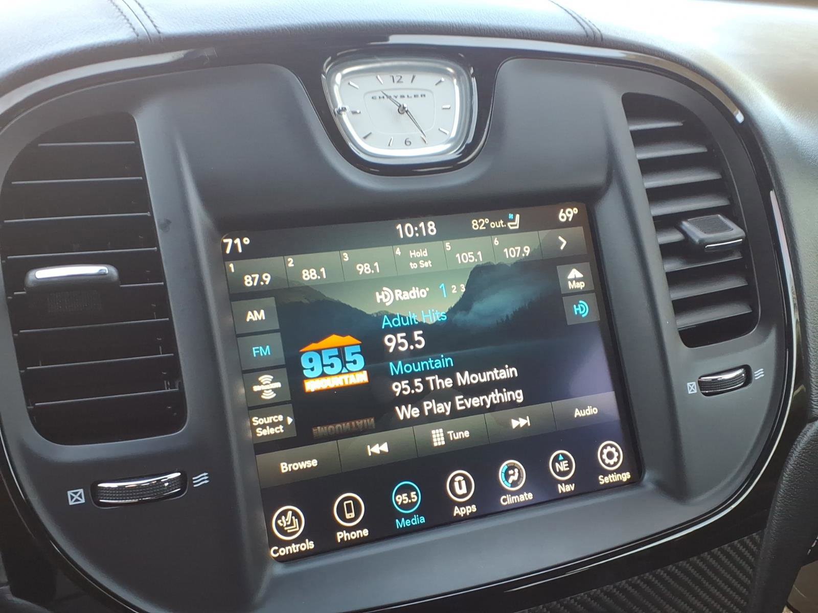 Used 2023 Chrysler 300 C image 22