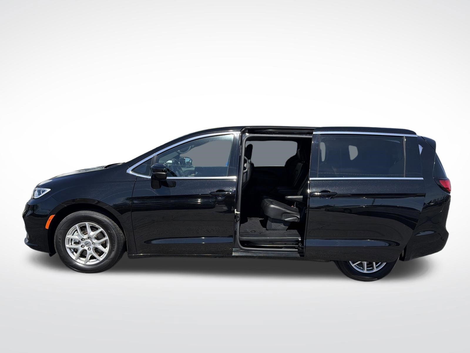 Used 2025 Chrysler Pacifica Select image 10