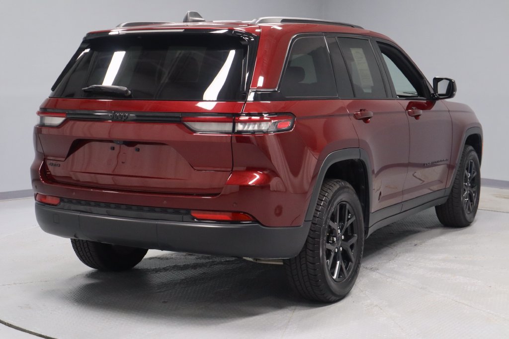 Used 2025 Jeep Grand Cherokee Altitude AWD/4WD image 11