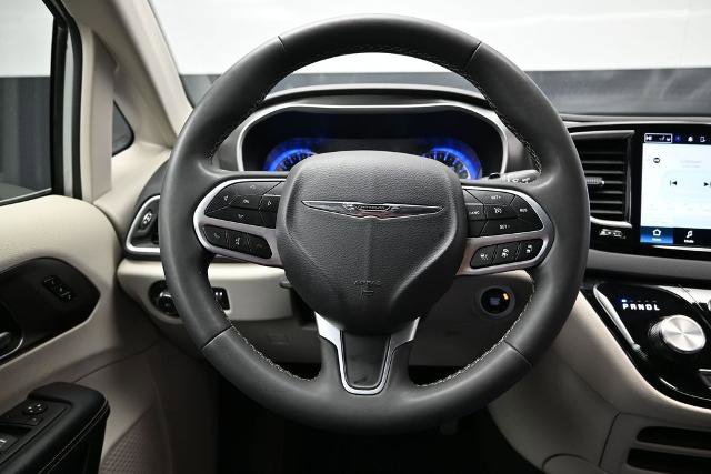 Used 2024 Chrysler Pacifica Touring-L FWD image 27
