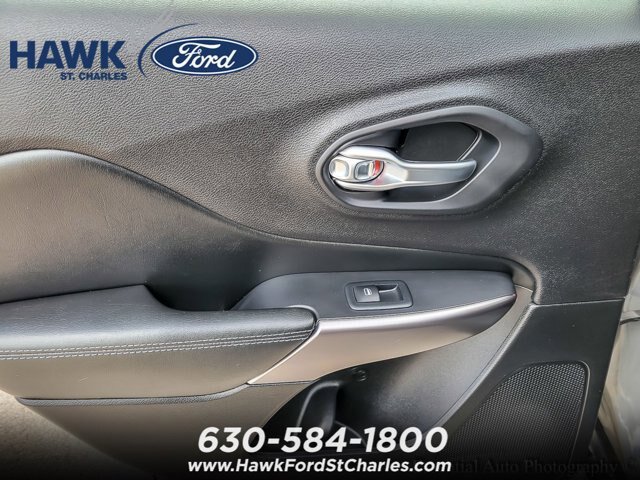Used 2019 Jeep Cherokee Latitude Plus w/ Comfort/Convenience Group AWD/4WD image 17
