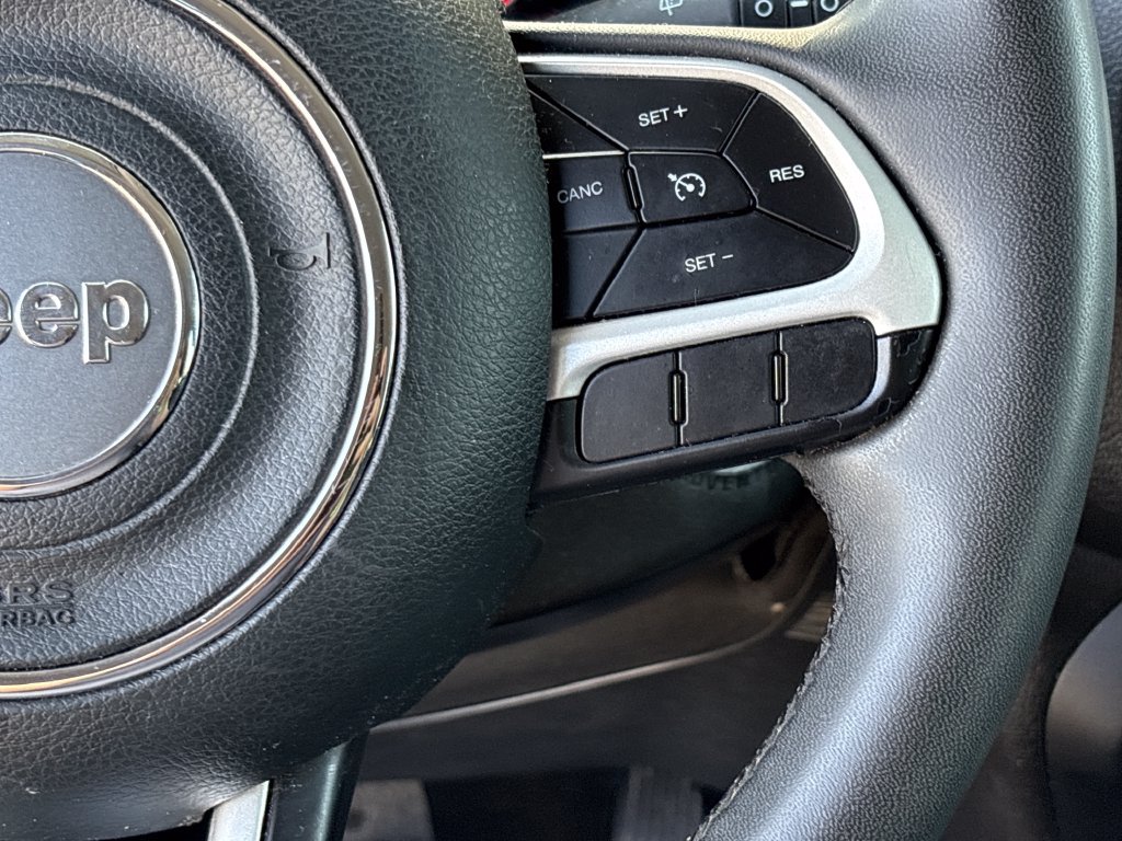 Used 2018 Jeep Renegade Latitude FWD image 43