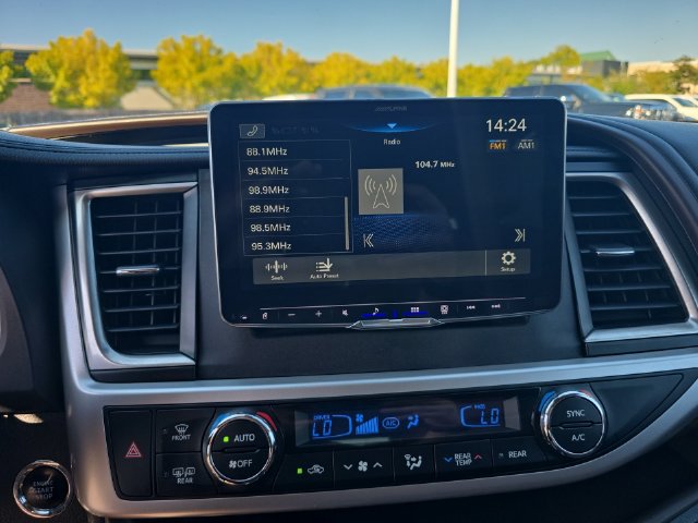 Used 2017 Toyota Highlander Limited AWD/4WD image 16