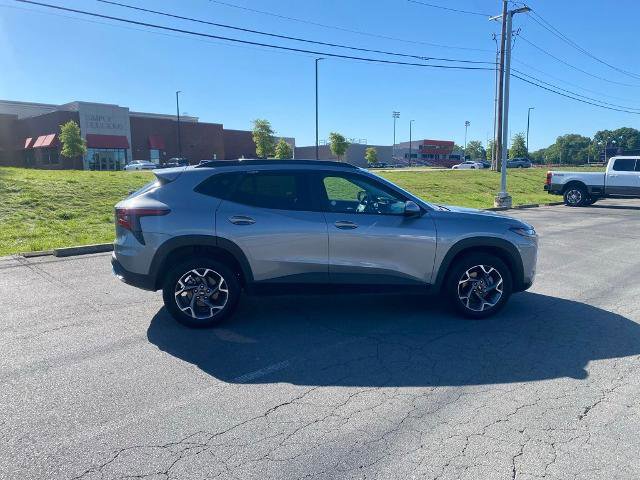 Used 2025 Chevrolet Trax LT w/ LT Convenience Package FWD image 8